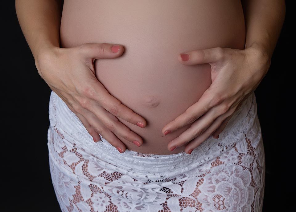 Mujer embarazada con ambivalencia emocional