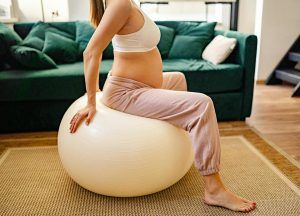 Mujer embarazada realizando ejercicios abdominales